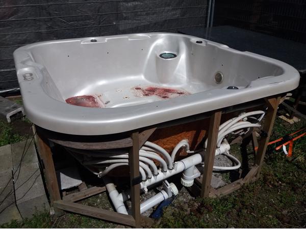 Kapotte Jacuzzi zonder jets gratis ophalen.