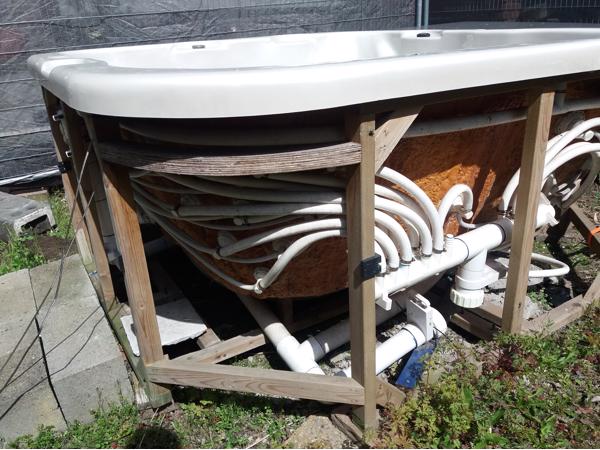 Kapotte Jacuzzi zonder jets gratis ophalen.