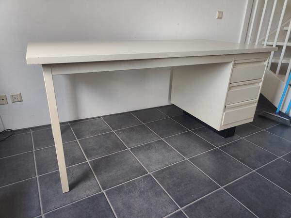 Bureau met ladekast