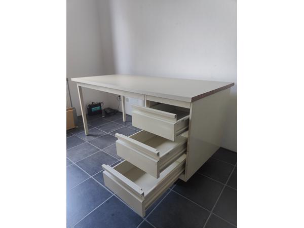 Bureau met ladekast