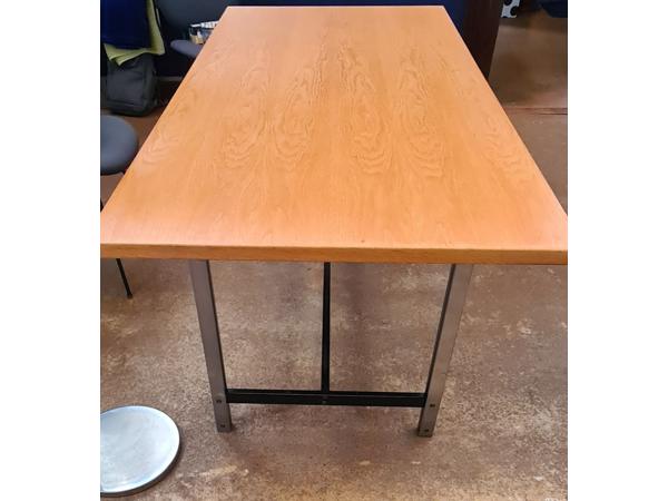 Eettafel staal onderstel afgezaagd blad
