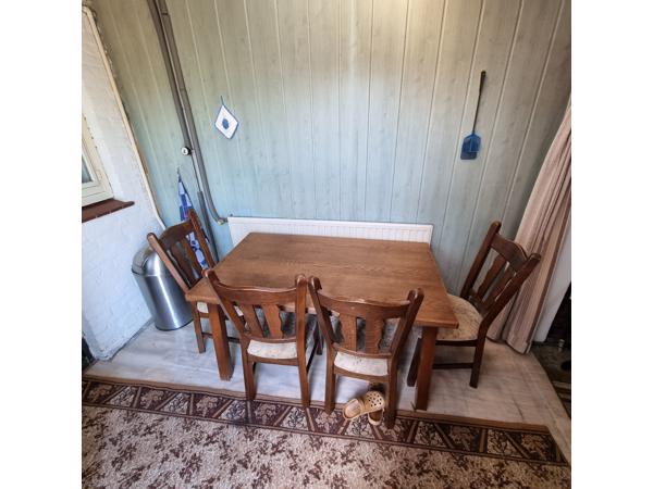 eetkamertafel met 4 stoelen