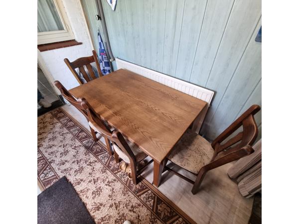 eetkamertafel met 4 stoelen