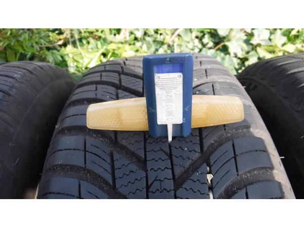 2 all season banden op volkswagen velgen.