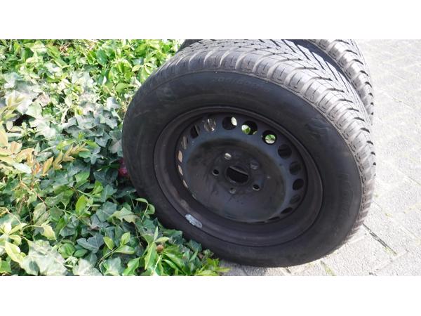 2 all season banden op volkswagen velgen.