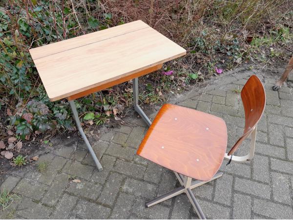 Schoolbankje met stoeltje, jaren 70 A