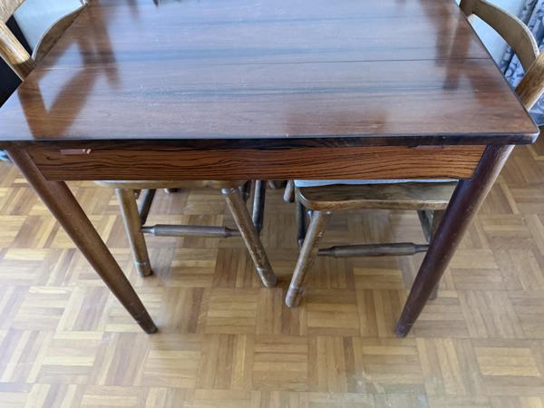 Eetkamer tafel en 4 stoelen