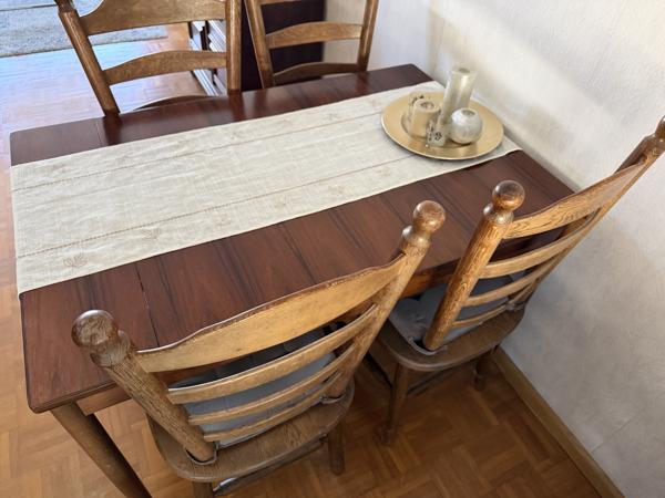 Eetkamer tafel en 4 stoelen