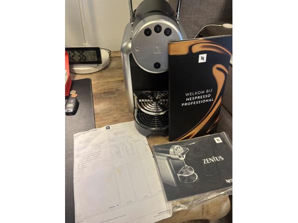 Te koop: nette Nespresso koffiemachine Pro Zenius ZN100 koff