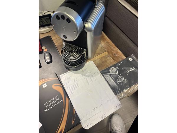 Te koop: nette Nespresso koffiemachine Pro Zenius ZN100 koff