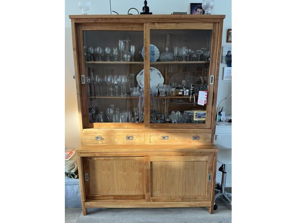 Teak wandkast. Verkeert in mooie staat. Onbeschadigd.