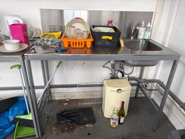 2 metalen werktafels, 1 met wasbak