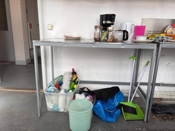 2 metalen werktafels, 1 met wasbak