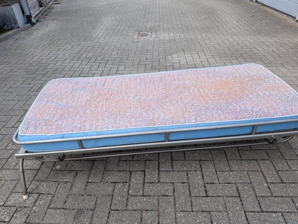 Bed, oplakbed oud