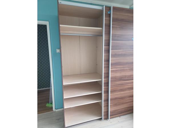 Kledingkast met schuifdeuren