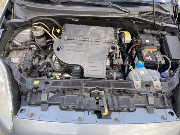 Fiat Punto motor kapot auto voor onderdelen