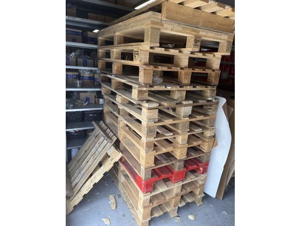 Stapel houten pallets