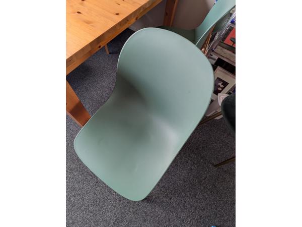 Tafel en 4 stoelen in goede staat
