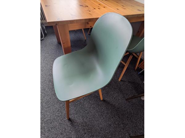 Tafel en 4 stoelen in goede staat
