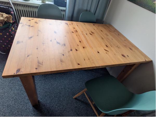 Tafel en 4 stoelen in goede staat