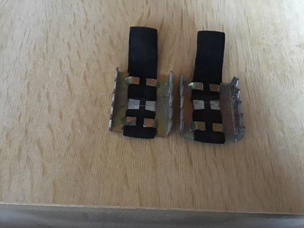 2 Metalen haken o/t plaatsen onder je schoen wanneer het gla