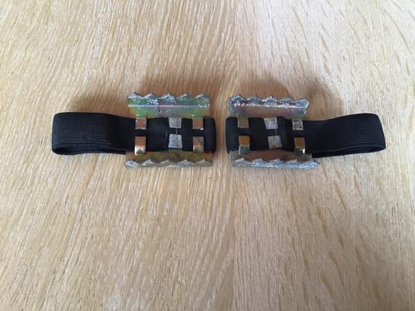 2 Metalen haken o/t plaatsen onder je schoen wanneer het gla