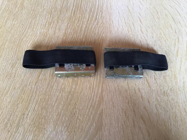 2 Metalen haken o/t plaatsen onder je schoen wanneer het gla