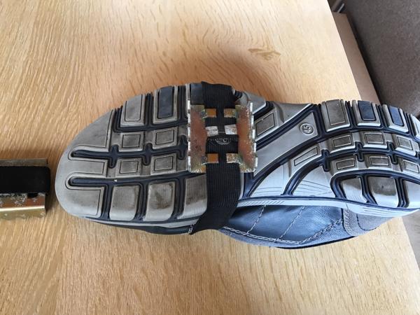 2 Metalen haken o/t plaatsen onder je schoen wanneer het gla