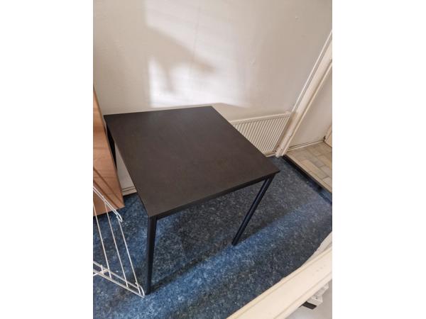 Gratis afhalen tafel 67x67 cm, goed als nieuw