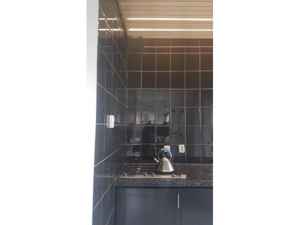 Zwarte keuken met granito aanrechtblad