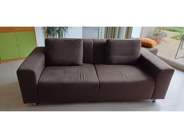 2 chocoladebruine banken en hocker stof