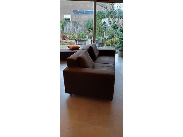 2 chocoladebruine banken en hocker stof