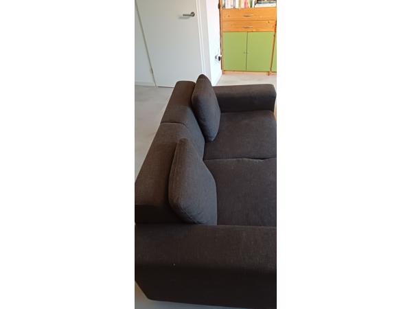 2 chocoladebruine banken en hocker stof