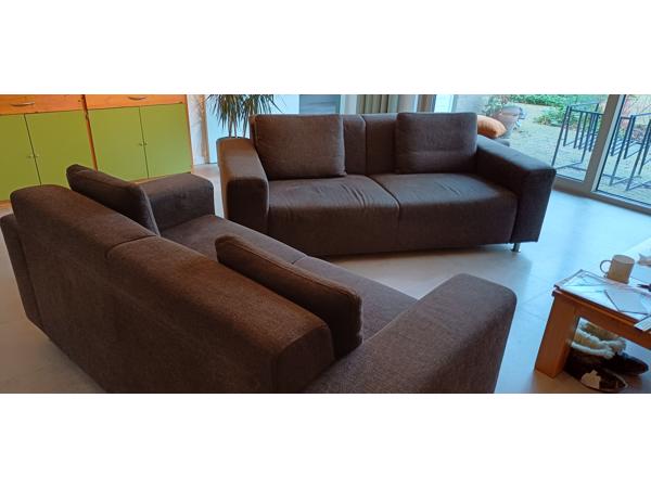 2 chocoladebruine banken en hocker stof