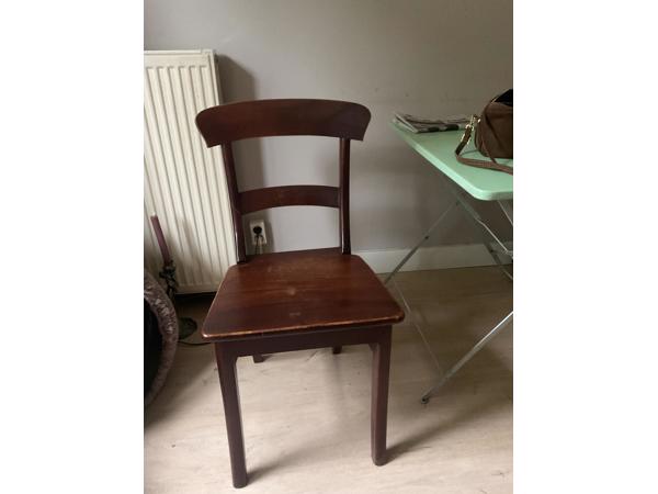 Vier houten stoelen