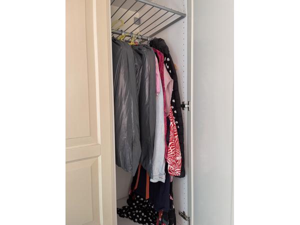 Deze maatwerk kledingkast heeft deuren, een roede en planken. De kast moet zelf gedemonteerd worden. Moet weg in verband met verhuizing.