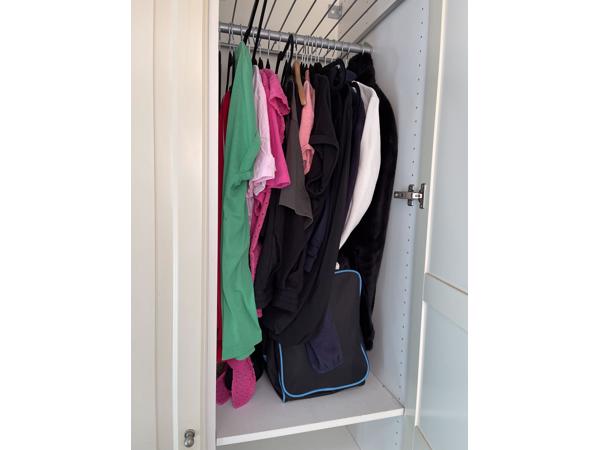 Deze maatwerk kledingkast heeft deuren, een roede en planken. De kast moet zelf gedemonteerd worden. Moet weg in verband met verhuizing.