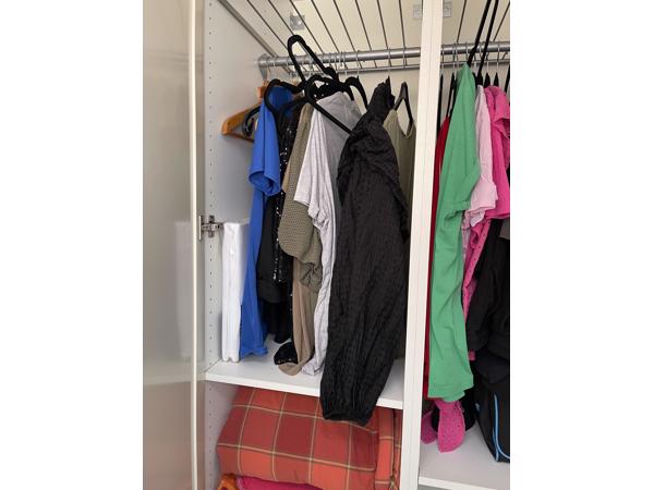 Deze maatwerk kledingkast heeft deuren, een roede en planken. De kast moet zelf gedemonteerd worden. Moet weg in verband met verhuizing.