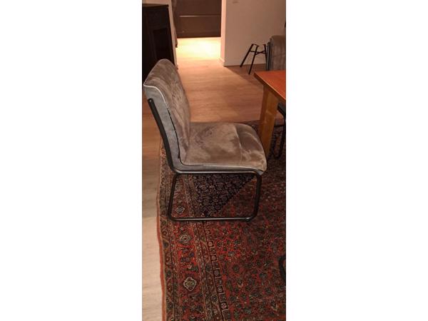 Complete eethoek. Houten tafel en 6 stoelen