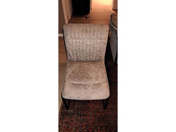 Complete eethoek. Houten tafel en 6 stoelen