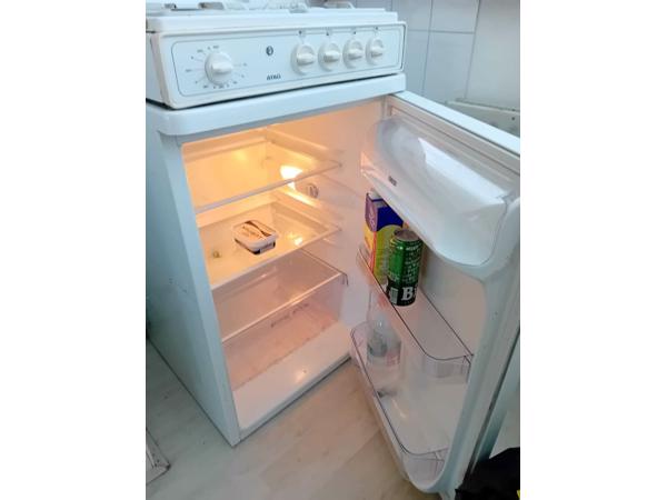 Koelkast en gasfornuis