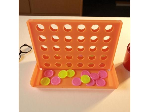 4 op een rij spel , oranje mini formaat 7,5cm x 4,5cm