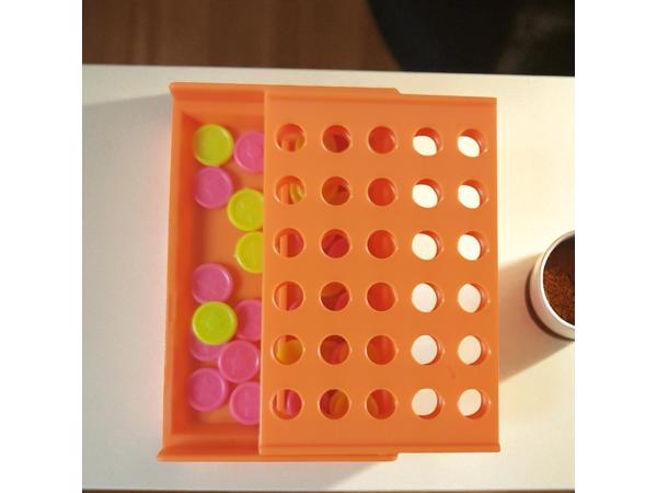 4 op een rij spel , oranje mini formaat 7,5cm x 4,5cm