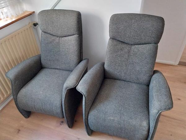 grijze fauteuils