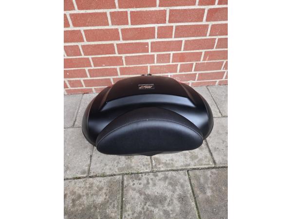 Grote topkoffer Piaggo en eventueel beugel mp3 motorscooter