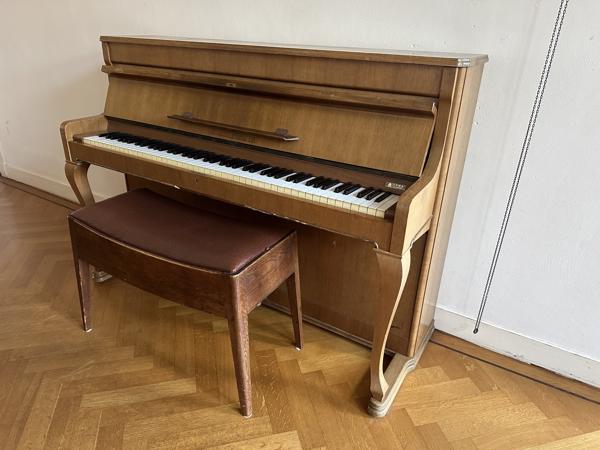 Piano met kruk