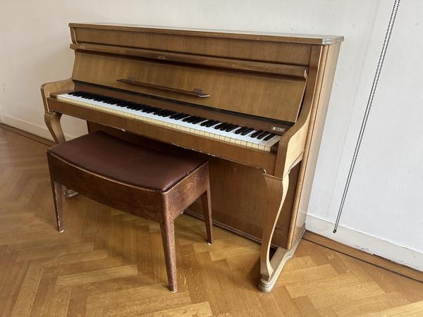 Piano met kruk