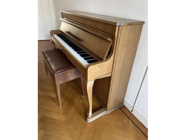 Piano met kruk