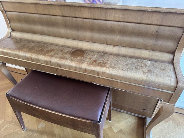 Piano met kruk