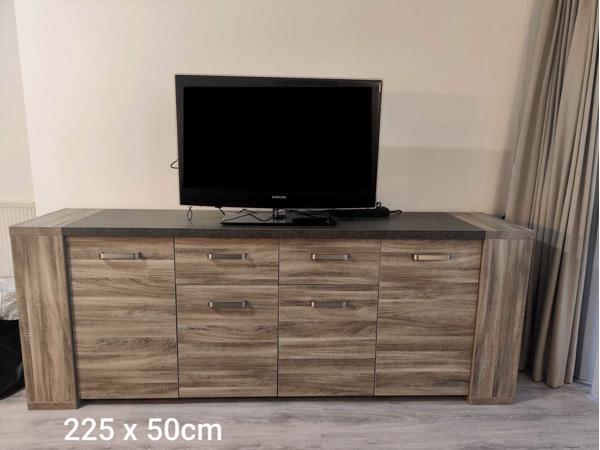 Eettafel en Salontafel dressoir vitrinekast